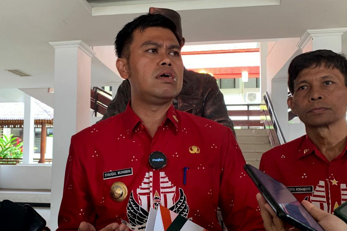 Wali Kota Blitar Syauqul Muhibbin alias Mas Ibin menjawab pertanyaan awak media di kompleks gedung Pemerintah Kota Blitar, Kamis (19 Juni 2025)