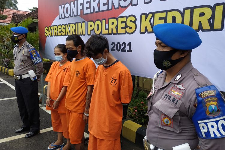 Para muncikari saat dihadirkan pada konferensi pers di Mapolres Kediri Kota, Jawa Timur, Selasa (9/3/2021).
