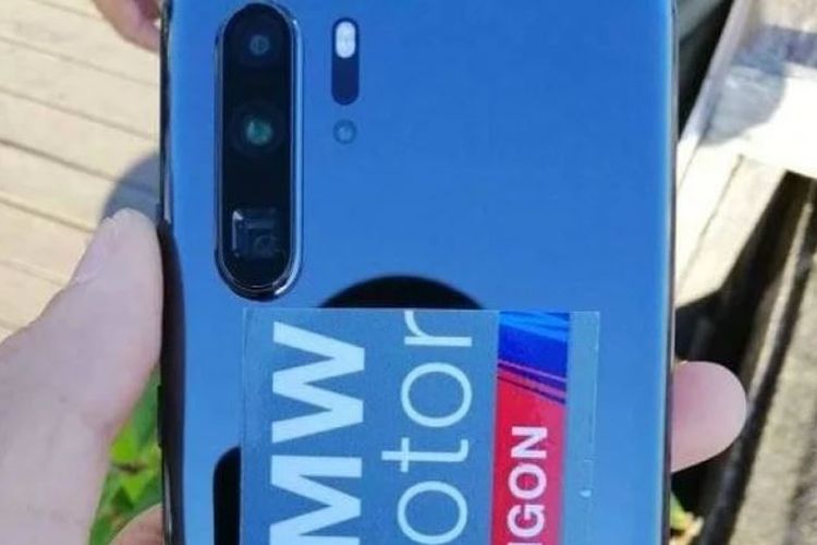 Ilustrasi punggung Huawei P30 Pro dengan warna biru