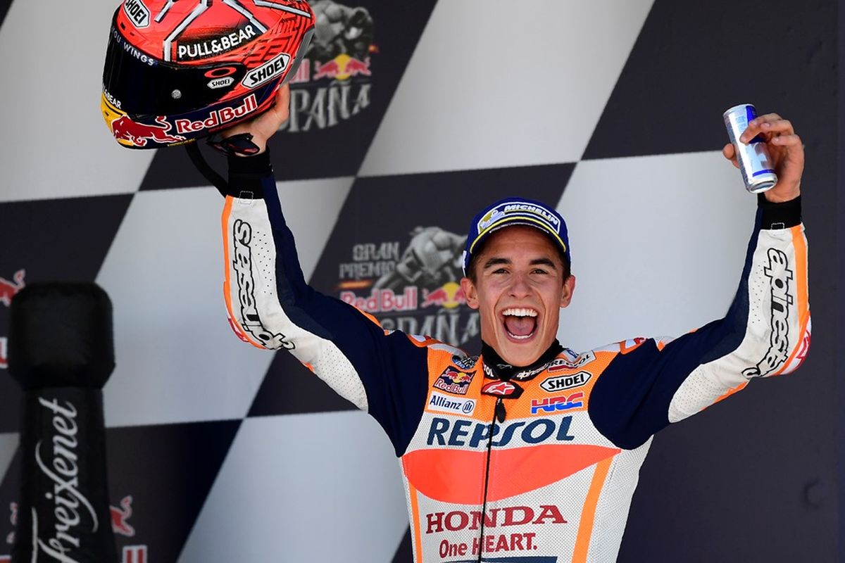 Pebalap Repsol Honda Team asal Spanyol, Marc Marquez, merayakan hasil finis di urutan kedua pada balapan GP Spanyol di Sirkuit Jerez, Minggu (7/5/2017).