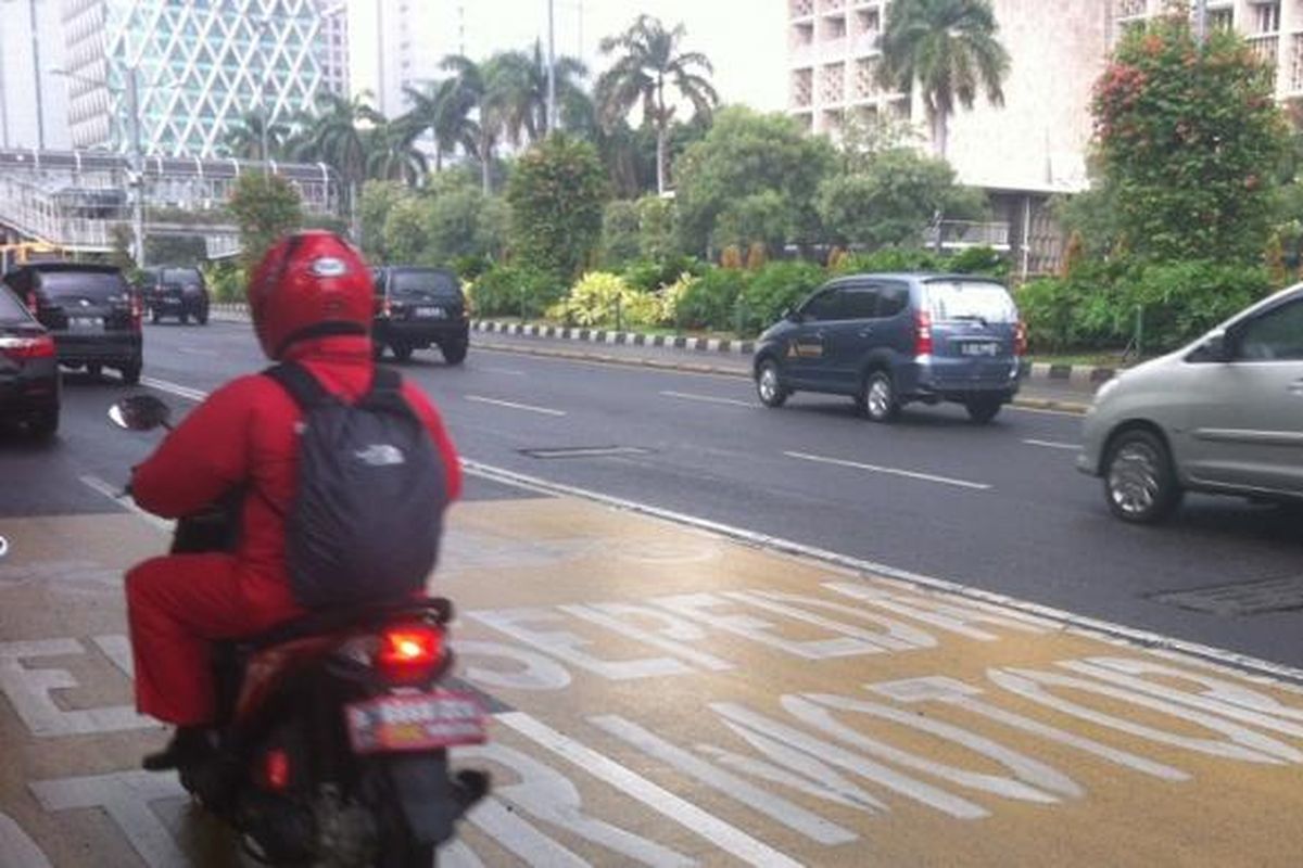 Kondisi Jalan MH Thamrin, Jakarta Pusat, sebelum dilakukan pelarangan sepeda motor, Selasa (16/12/2014).
