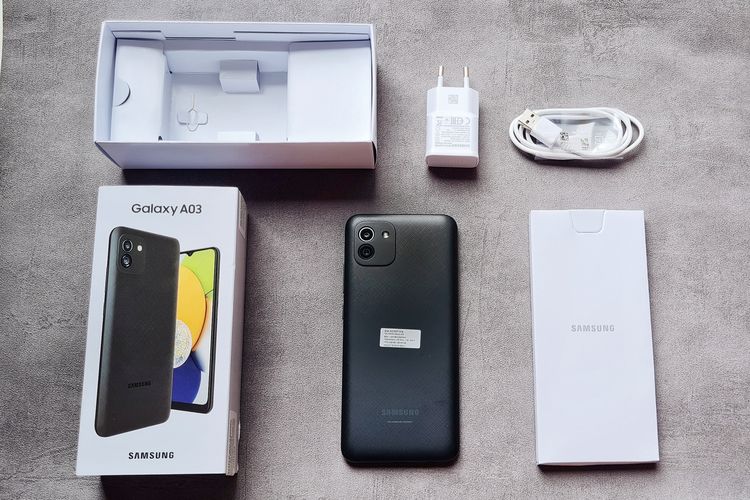 Isi di dalam kotak kemasan Samsung Galaxy A03 mencakup charger, buku panduan dan kartu garansi, dan SIM card ejector tool. Kebetulan, unit yang didapat adalah varian warna Black.
