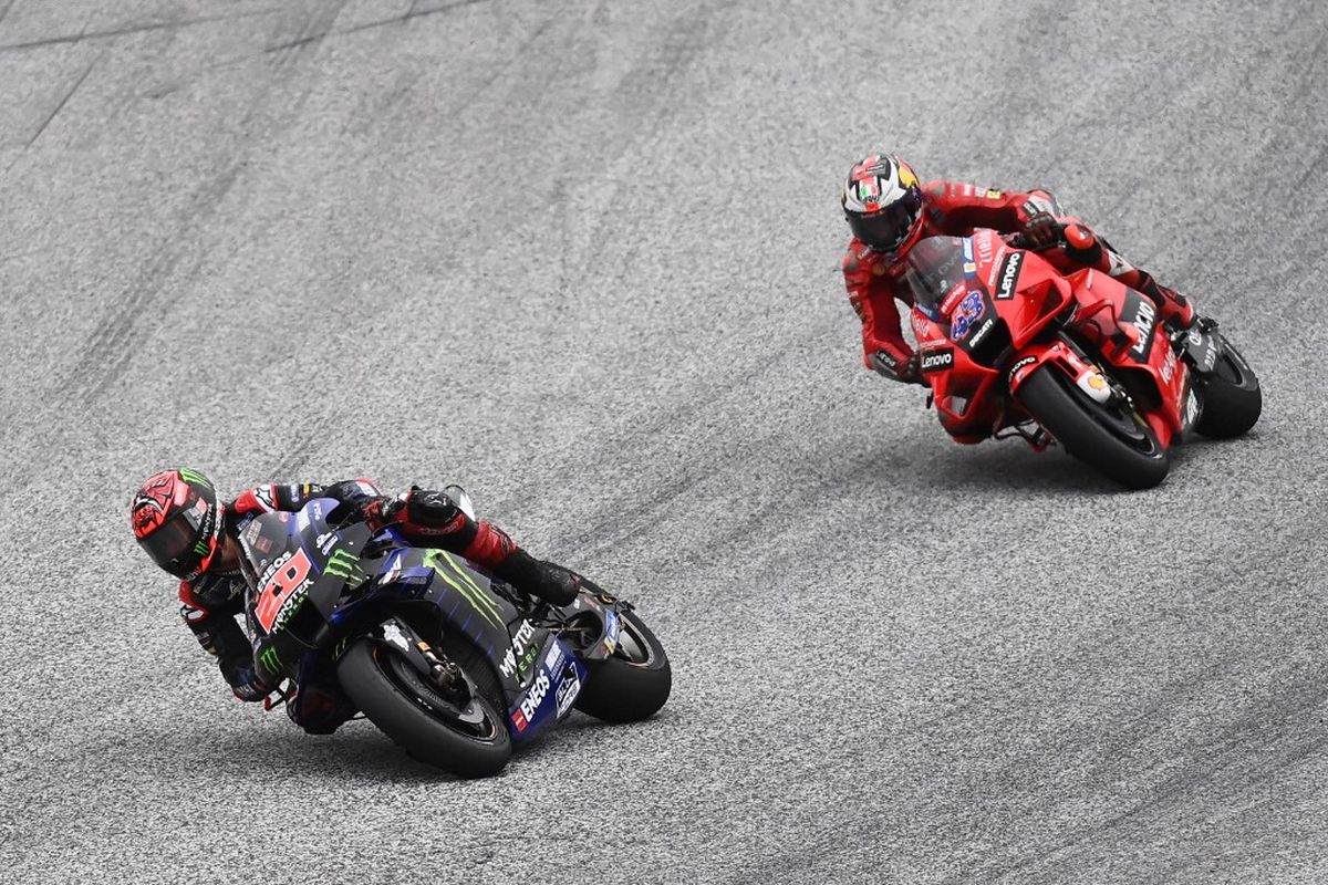 Fabio Quartararo dan Jack Miller saat balapan pada MotoGP Styria 2021. (Photo by Joe Klamar / AFP)