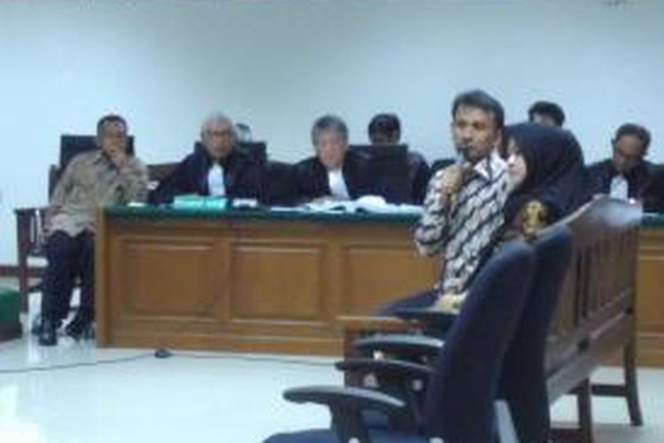 Gubernur nonaktif Sumatera Utara Gatot Pujo Nugroho dan istrinya, Evy Susanti saat bersaksi di Pengadilan Tindak Pidana Korupsi, Jakarta, Kamis (22/10/2015).