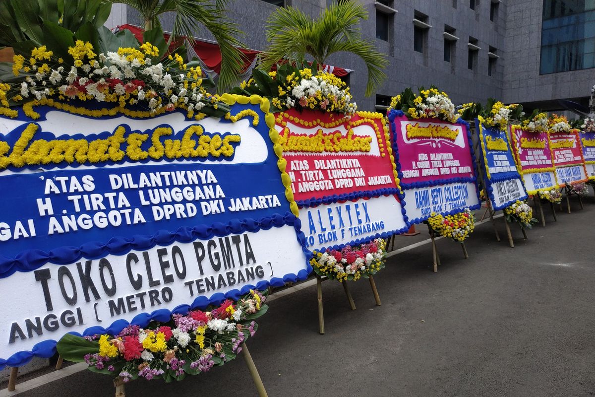 Deretan karangan bunga untuk Guruh Tirta Lunggana atas terpilihnya ia sebagai anggota DPRD DKI periode 2019-2024 di halaman gedung DPRD DKI Jakarta, Kebon Sirih, Jakarta Pusat. (26/8/2019)