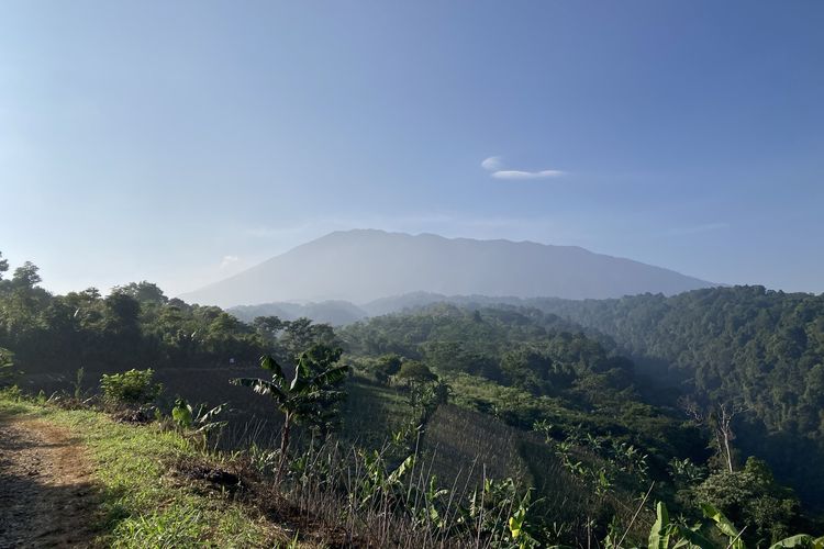 Pemandangan Gunung Gede Pangrango yang terlihat dari Puncak Halimun Camp, Kecamatan Caringin, Kabupaten Bogor, Jumat (28/5/2021).