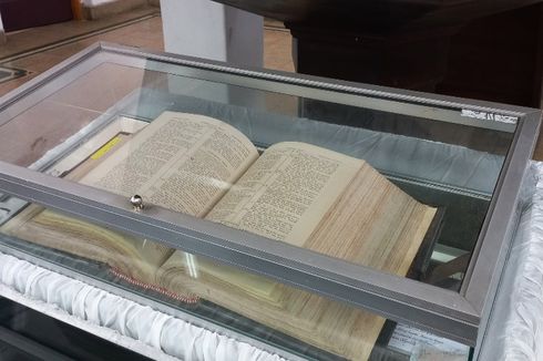 Hanya Ada 2 di Dunia, Alkitab Kuno Berbahasa Belanda Disimpan di Gereja Ayam Pasar Baru