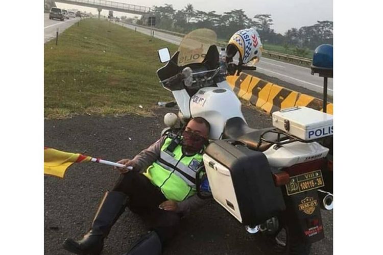 Foto polisi tertidur setelah melakukan tugasnya di Tol Cipali viral. Polisi itu adalah Bripka Wawan.