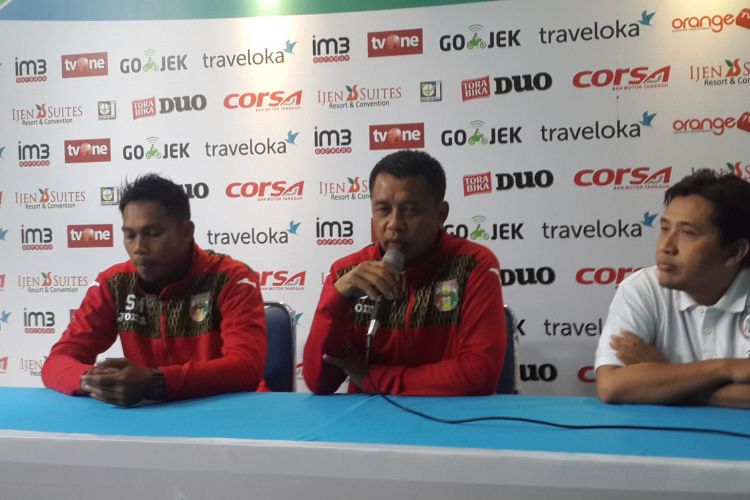 Pelatih Mitra Kukar Jafri Satra (tengah) saat konferensi pers pra pertandingan di Kantor Arema FC, Kota Malang, Sabtu (27/5/2017)