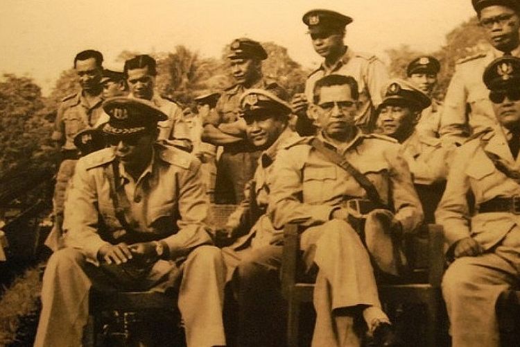 R.S. Soekanto Tjokrodiatmodjo (duduk paling kiri) adalah Kepala Kepolisian Negara yang dilantik oleh Presiden Soekarno pada 29 September 1945. 