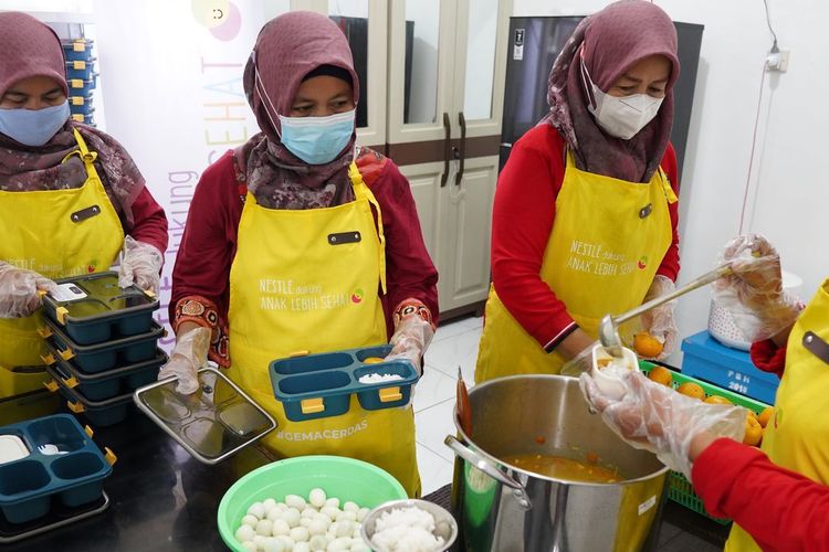 Kelompok kader sedang mengelola dapur bersama dalam program DASHAT yang diinisiasi Nestlé Indonesia bersama dengan BKKBN di Karawang, Jawa Barat.