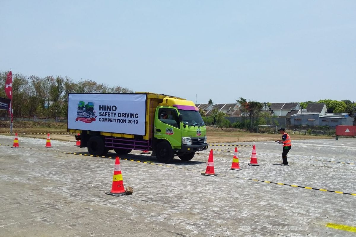 Hino safety driving di halaman Gedung PRPP Jateng, Kamis (24/10/2019)