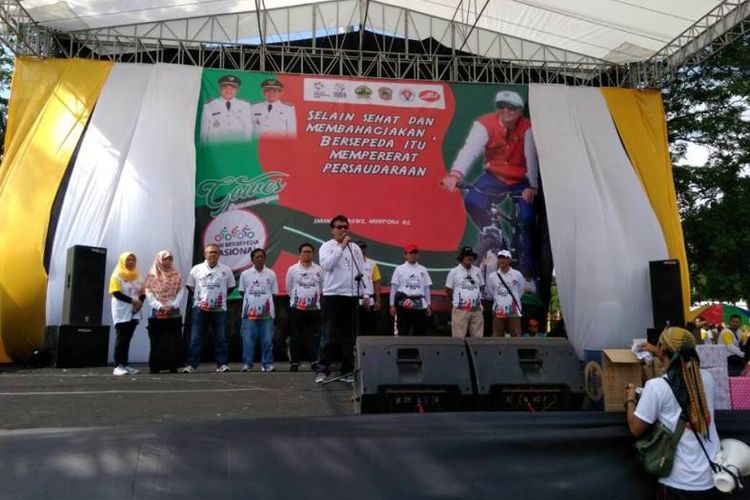 ebih dari tiga ribu peserta yang terdiri dari masyarakat umum serta pelajar berpartisipasi dalam meramaikan program lanjutan Gowes Pesona Nusantara Kementerian Pemuda dan Olahraga (Kemenpora) yang berpusat di alun-alun Kabupaten Karanganyar, Minggu (12/11/2017).
