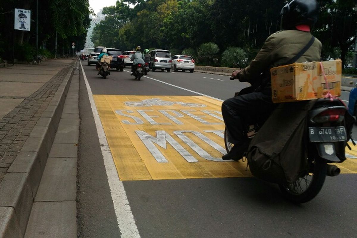 Pengendara motor mulai patuhi instruksi menggunakan lajur paling kiri di Jalan MH Thamrin-Jalan Medan Merdeka Barat, Rabu (24/1/2018).