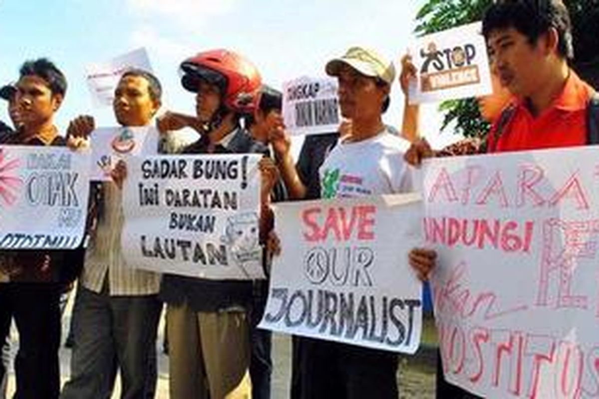 Sejumlah wartawan anggota Koalisi Wartawan (KAWAN) Mataram menggelar aksi mengutuk kekerasan terhadap jurnalis di Padang, Sumatera Barat, Kamis (31/5/2012).
