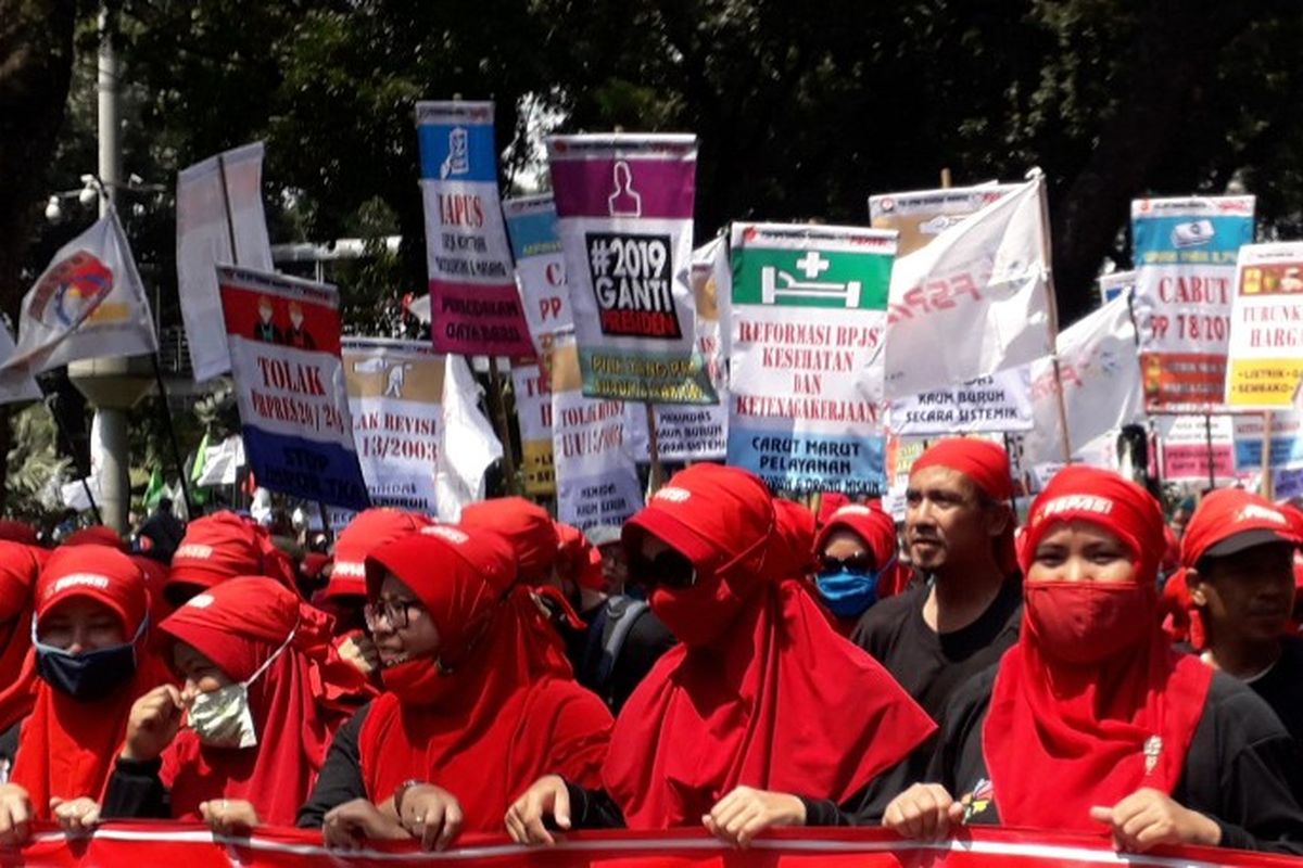 Atribut peserta Hari Buruh Sedunia berbunyi #2019GantiPresiden ada di kerumunan peserta Jalan Merdeka Utara, Jakarta Utara pada Selasa (1/5/2018).