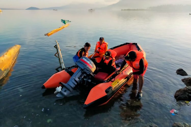Tim SAR saat melakukan pencarian korban tenggelam di Pantai Kalaki Bima, Senin (3/10/2022).