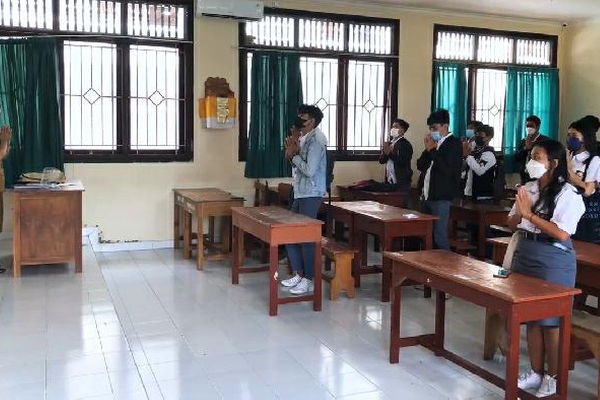 Pelaksanaan PTM 100 Persen di SMA Negeri 1 Denpasar. 