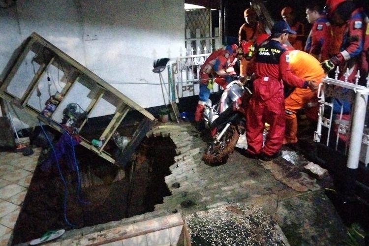 Penampakan teras rumah warga yang ambles di Jalan Bakti II, Gang Mushola, Pasar Minggu, Jakarta Selatan, Minggu (7/4/2024).