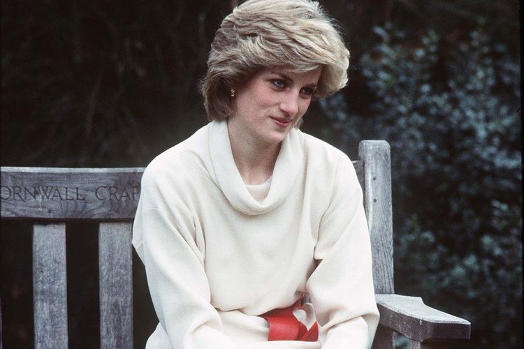 Putri Diana saat mengenakan sweater krem yang mirip dengan Kristen Stewart.