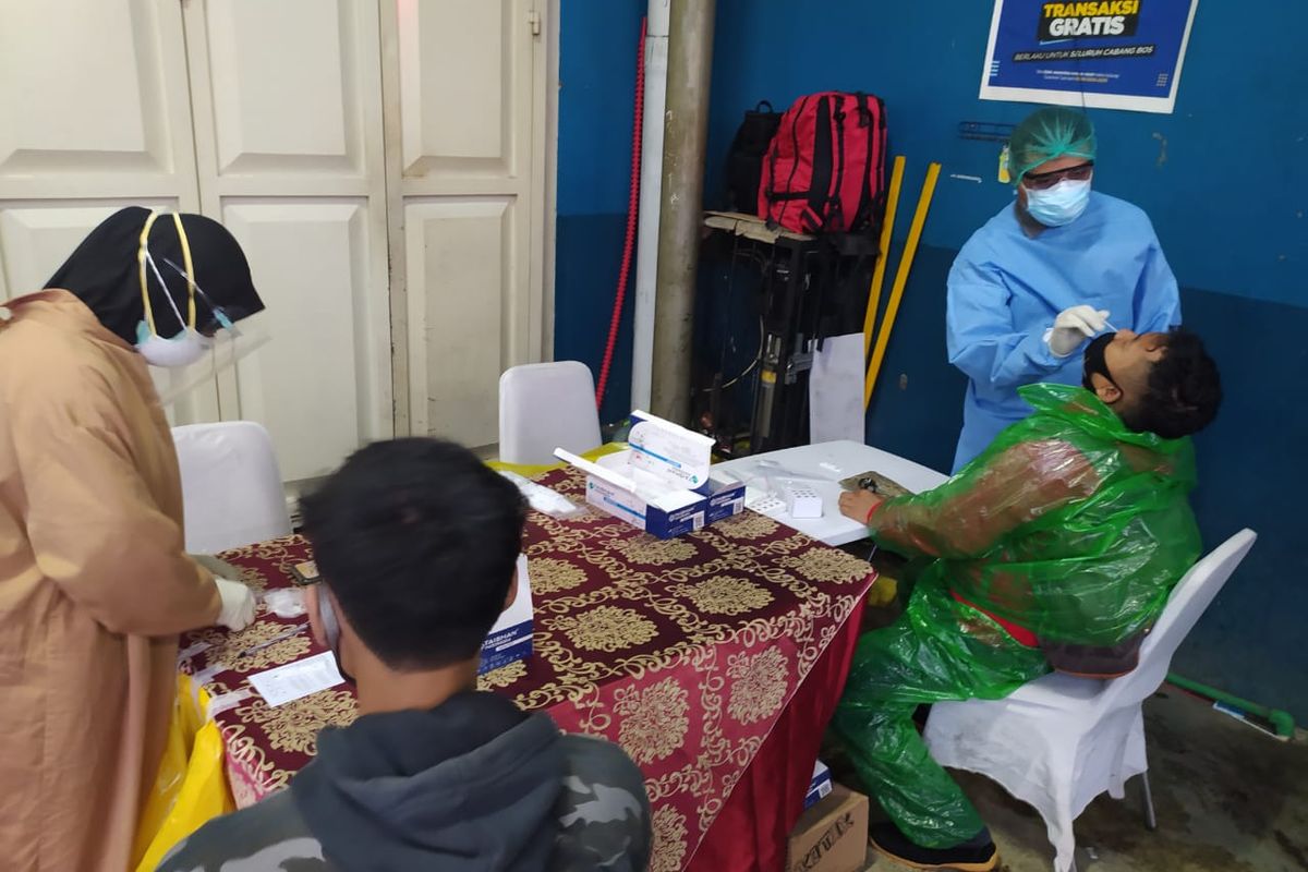 Tes antigen bagi pemudik di Pos Penyekatan SPBU Cilangkap, Jalan Raya Bogor KM 39,5, Tapos, Depok, Minggu (16/5/2021).