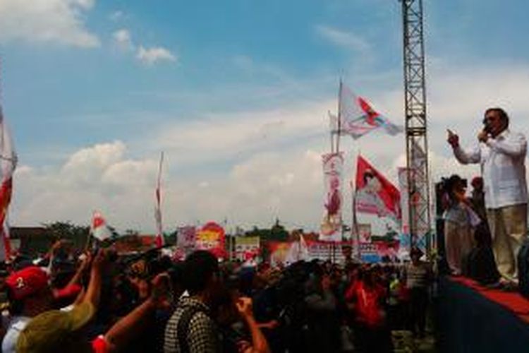 Ketua Dewan Pembina Partai Gerindra ketika kampanye di Lapangan Bojongloa, Rancaekek, Bandung