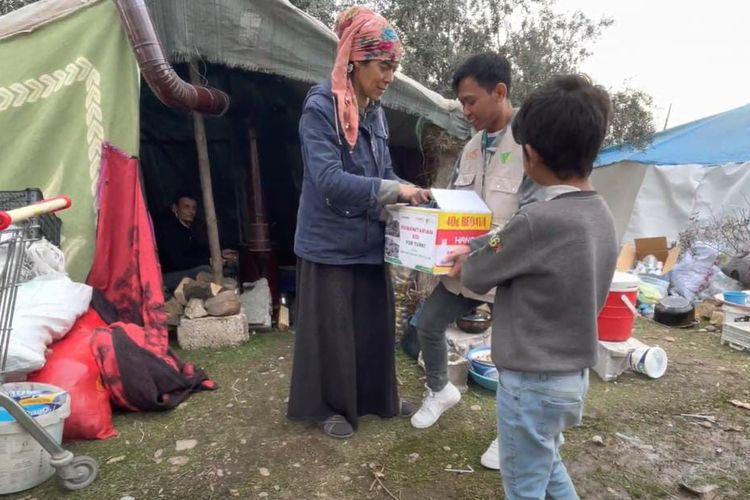 Relawan Dompet Dhuafa menyampaikan amanah para donatur dari Indonesia untuk para penyintas gempa bumi di Turki dan Suriah, Kamis (9/2/2023) lalu.
