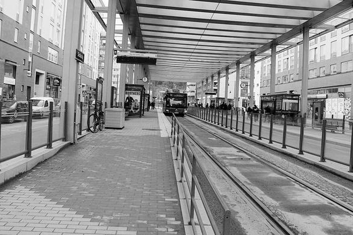 Kota Stockholm, Swedia, memiliki pelayanan transportasi publik yang memadai berupa bus maupun trem. Kondisi ini  membuat masyarakat memiliki pilihan selain menggunakan kendaraan pribadi. Dengan demikian, program pemajakan terhadap kendaraan yang masuk ke pusat kota pada waktu-waktu sibuk bisa berjalan efektif.