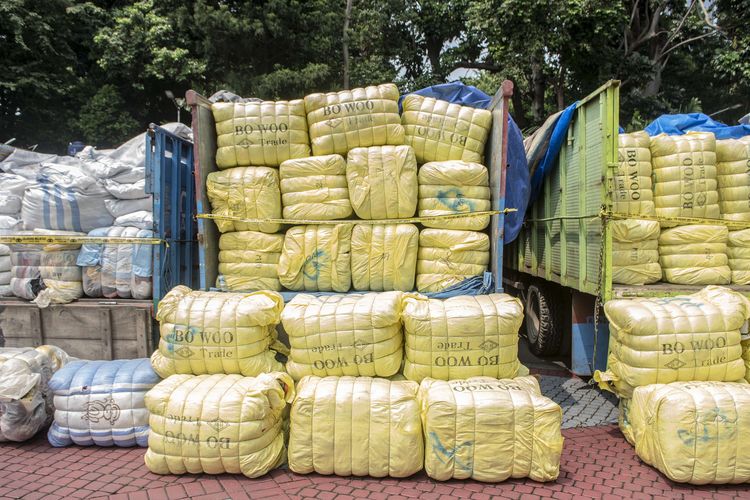 Sejumlah barang bukti berupa pakaian bekas hasil pengungkapan kasus penyelundupan barang bekas dan ilegal dihadirkan di Polda Metro Jaya, Jakarta, Jumat (24/3/2023). Dalam pengungkapan tersebut polisi berhasil mengamankan dua tersangka dengan barang bukti 535 bal karung pakaian, 577 unit ponsel ilegal dan 27 unit tablet ilegal.