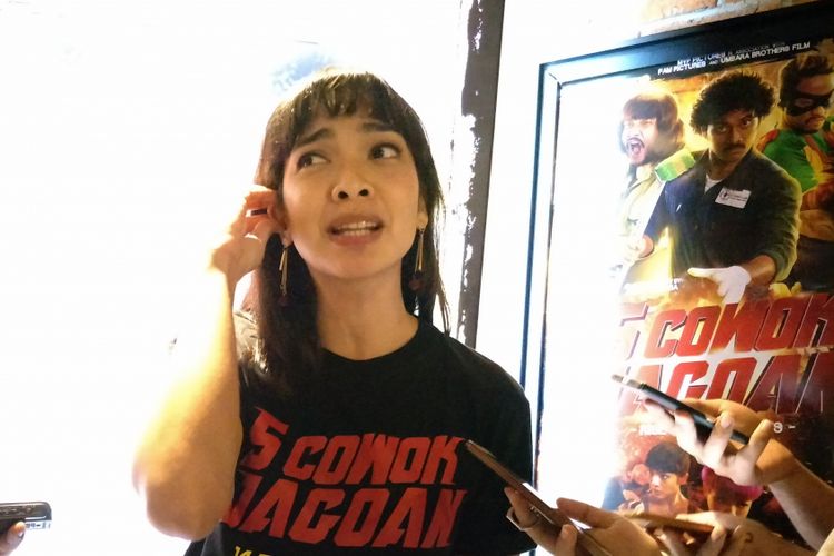 Artis peran Tika Bravani saat diabadikan di pemutaran perdana film 5 Cowok Jagoan di CGV Grand Indonesia, Tanah Abang, Jakarta Pusat, Senin (4/12/2017).