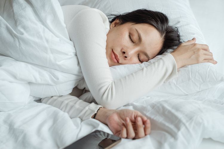 Berusaha tidur cukup bisa menjadi salah satu cara menghilangkan lemak di pipi dan menjaga berat badan ideal secara keseluruhan.