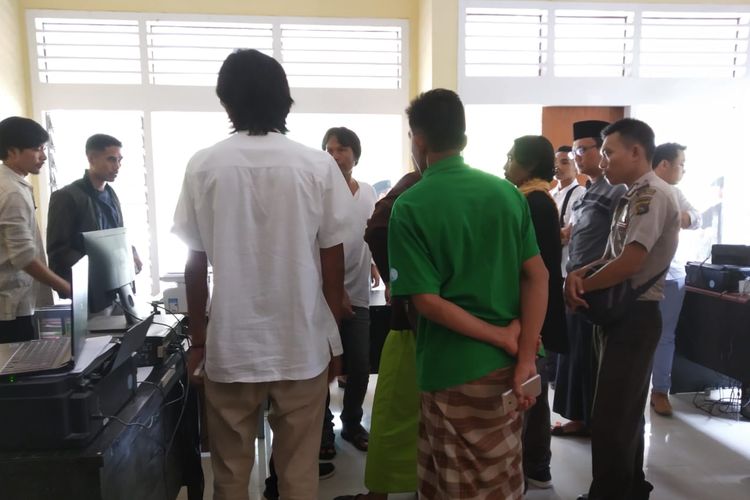 Puluhan warga minta Bawaslu Lombok Tengah mengembalikan nama calon anggota legislatif dari Golkar ke dalam DCT, Jumat (29/3/2019).