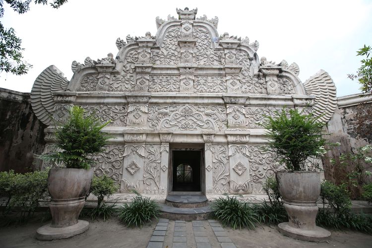 Objek wisata Tamansari, Yogyakarta. Satu titik dalam Sumbu Filosofi Yogyakarta, yang ditetapkan sebagai Warisan Budaya Dunia UNESCO.