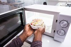 Memasukkan Wadah Plastik ke Microwave, Apakah Aman?