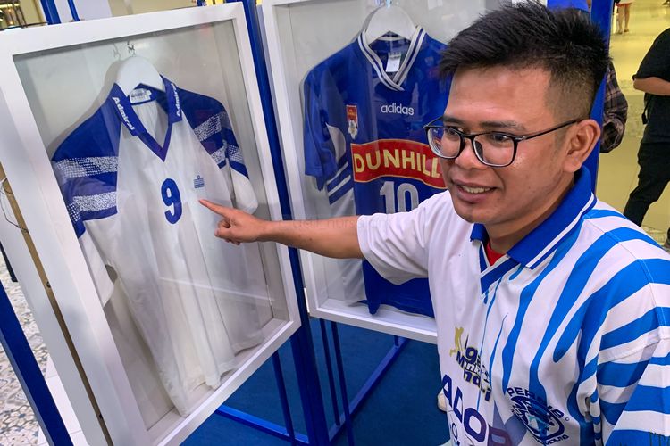 Nays Muntahard founder Jersey Persib Collector (JPC) saat menunjukkan jersey Persib paling lawas yang dimilikinya pada Minggu (7/1/2024) dalam pameran foto Persib Dari Masa ke Masa di Atrium Mall 23 Paskal, Bandung. 