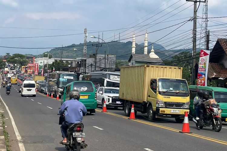 Sejumlah petugas daro jajaran Polresta Bandung saat tengah mengatur arus lalu lintas di kawasan Jalan Cagak, Nagreg, Kabupaten Bandung, Jawa Barat pada Minggu (30/4/2023).