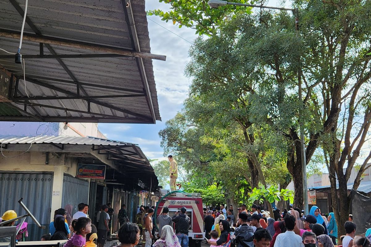 6 kios di pasar baru Kencong Jember mengalami kebakaran 