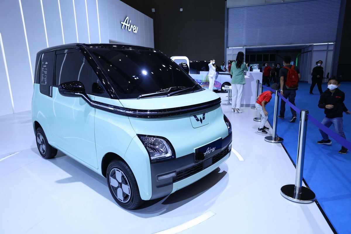 Mobil listrik Wuling Air Ev dipamerkan di ajang Periklindo Electric Vehicle Show (PEVS) 2022 di JIExpo Kemayoran, Rabu (27/7/2022). Selain desainnya yang compact, pengisian daya Air ev bisa dilakukan di rumah dengan memperhatikan terlebih dahulu kapasitas listrik rumah, mengusung konsep easy home charging.