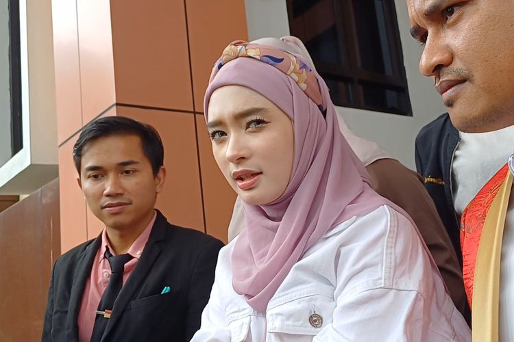 Inara Rusli didampingi tim kuasa hukum dan ibunya, usai sidang pembuktian kasus perceraian dengan penyanyi Virgoun, di Pengadilan Agama Jakarta Barat, Rabu (26/7/2023).