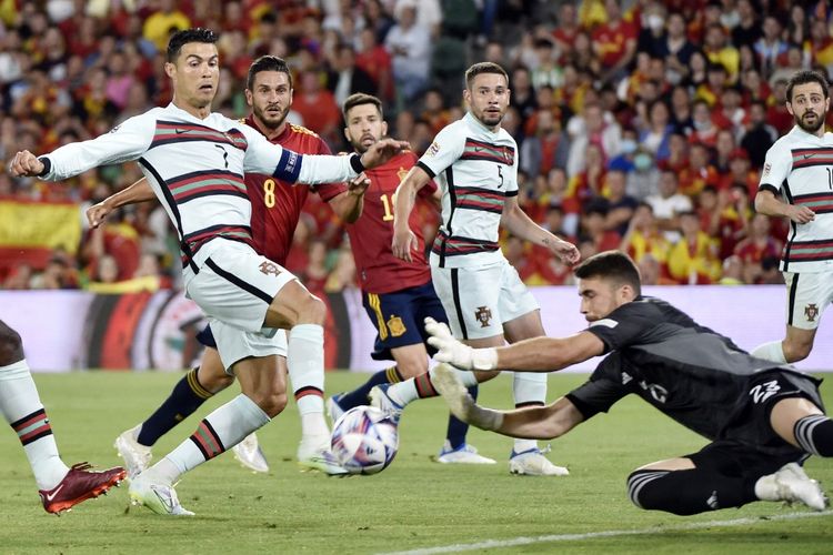 Penyerang Portugal, Cristiano Ronaldo, beraksi dalam duel melawan Spanyol dalam ajang UEFA Nations League di Stadion Benito Villamarin, Sevilla, Spanyol, 2 Juni 2022.