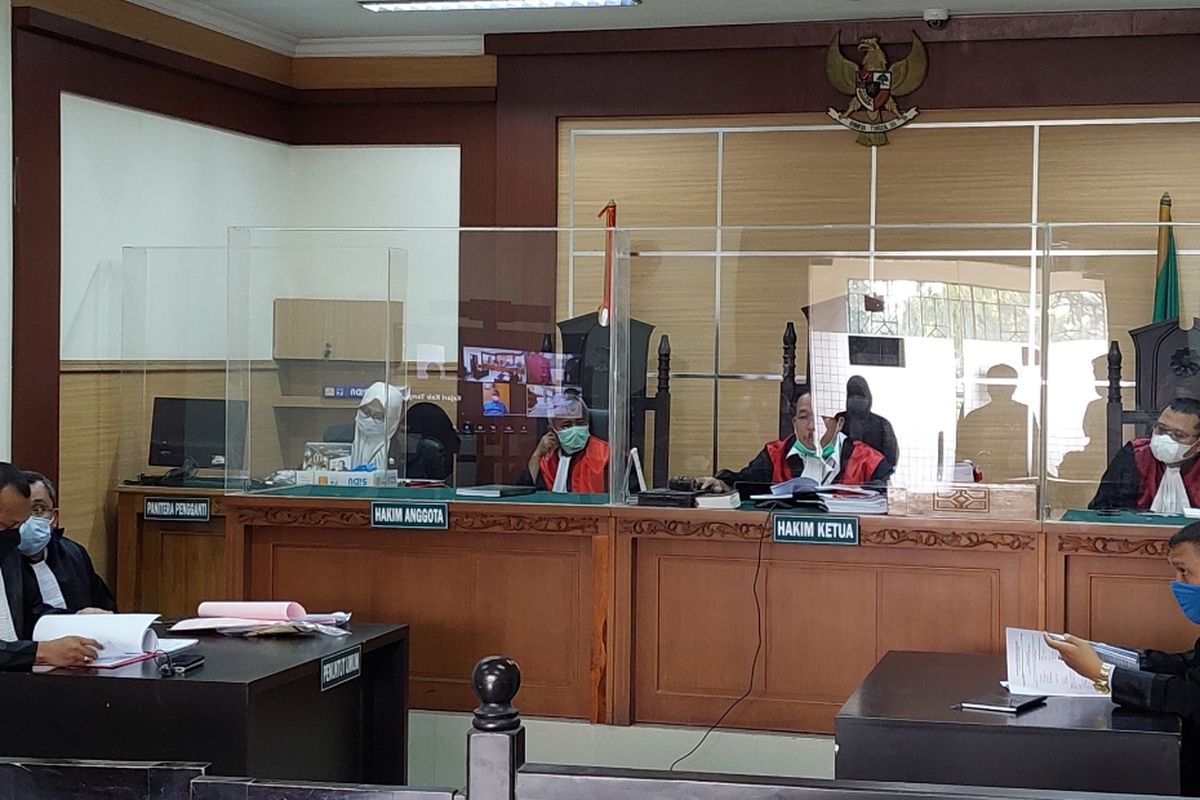 Terdakwa kasus penyelundupan narkoba jenis sabu saat mengikuti agenda sidang tuntutan di Pengadilan Negeri (PN) Tangerang, Kota Tangerang, Rabu (21/4/2021). Kedua tersangka mengikuti sidang secara virtual dari penjara Badan Narkotika Nasional (BNN).
