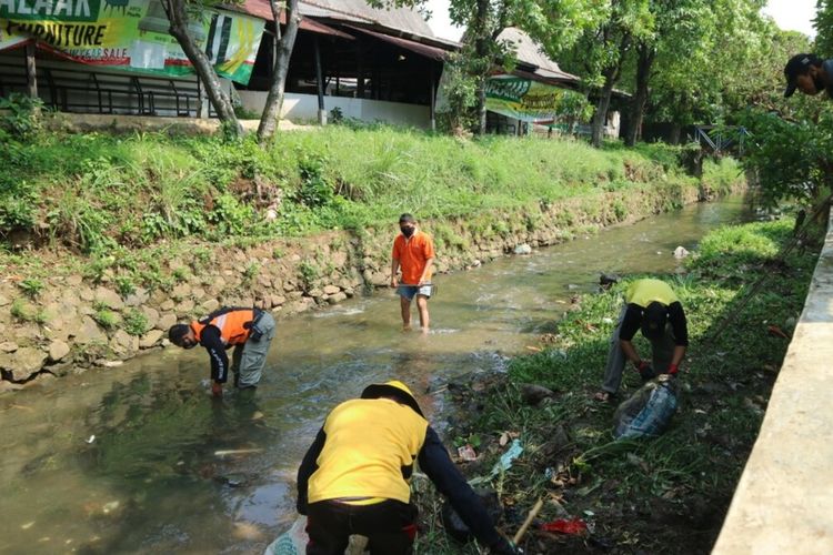 Sejumlah warga sedang membersihkan aliran Sungai Ciparigi, Bogor, Jawa Barat, untuk mengantisipasi banjir dan menjaga debit air tetap baik, Minggu (20/9/2020).