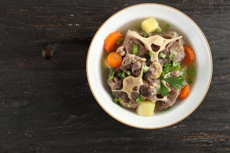 Sop buntut sapi, sajian gurih dan lezat dengan bumbu berempah. 