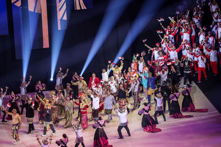 Defile kontingen Indonesia dalam pembukaan SEA Games 2019 di Philippine Arena, Bulacan, Filipina, Sabtu (30/11/2019). Pesta olahraga terbesar se-Asia Tenggara tersebut resmi dibuka dan akan berlangsung hingga 11 Desember 2019.