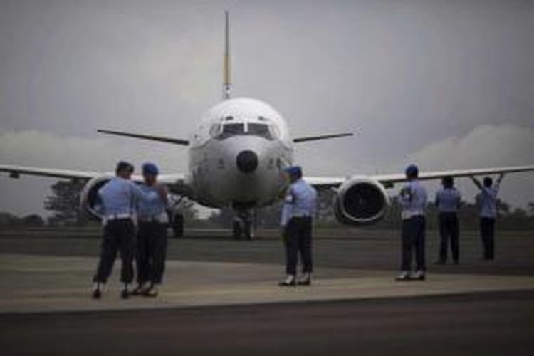 Pesawat Boeing 737-400 TNI AU yang membawa 91 WNI yang dievakuasi dari Yaman tiba di Base Operation Landasan Udara Halim Perdanakusuma, Jakarta Timur, Senin (13/4/2015). Menteri Luar Negeri Retno Lestari Priansari Marsudi menyambut kedatangan mereka.