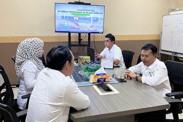 Wakil ketua DPRD Banyuwangi, Ruliyono saat rapat bersama BBPJN Jawa-Bali di Surabaya