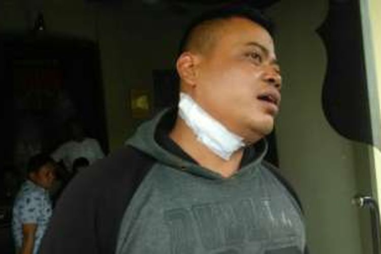 Bripka Noor Ampiyanto mengalami luka di leher kanan