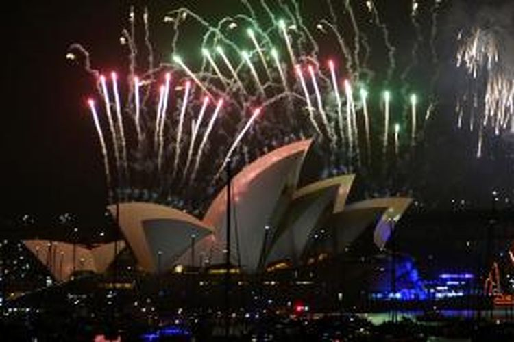 Pesta kembang api di Opera House, Sydney, pada malam pergantian tahun 2014.