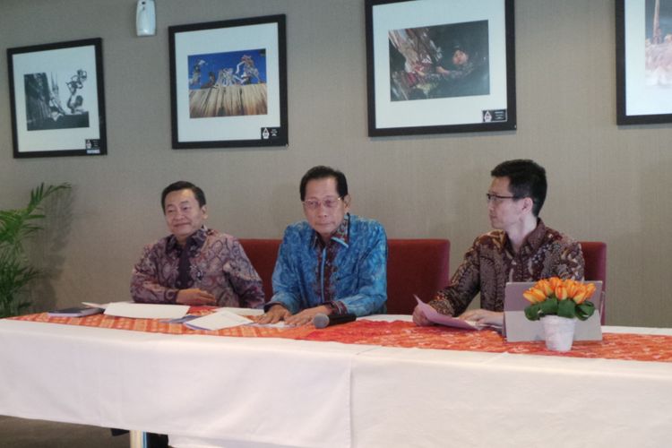 Konferensi pers direksi Bank BCA mengenai operasional ATM akibat gangguan satelit Telkom 1, di Menara BCA, Jakarta Pusat, Senin (28/8/2017). Di dalam foto itu ada Jahja Setiaatmadja sebagai Presiden Direktur BCA (tengah).
