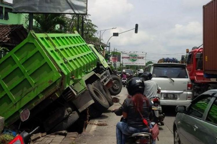 Truk bermuatan pasir besi yang mengalami rem blong menabrak   jembatan pejalan kaki dan menimpa pipa PDAM di Jl Gatot Subroto, Ungaran,   Kabupaten Semarang, Rabu (25/1/2017). Pasokan air ke puluhan ribu   pelanggan PDAM terhenti.